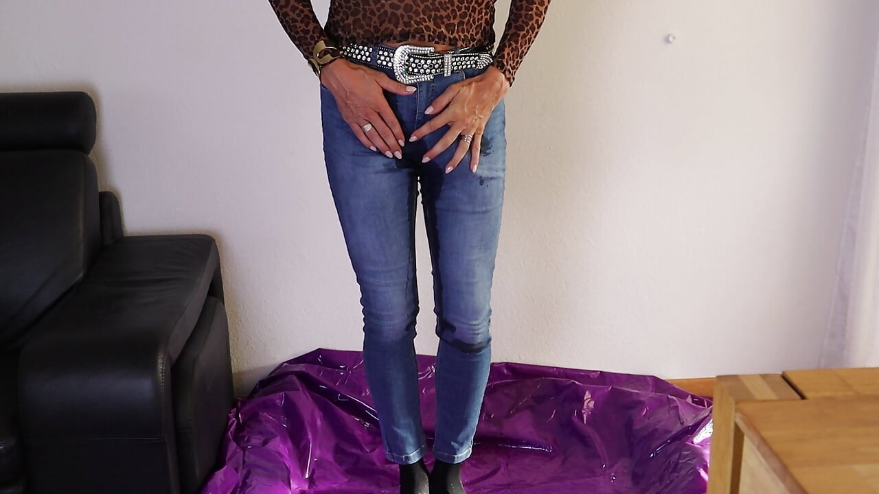 Peeing my pants and cumming thick