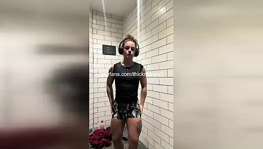 Buff 18 yaşındaki göt deliği tiktok egzersizinde başarısız oluyor