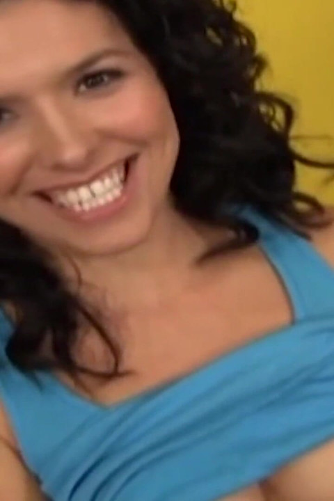 予想外の巨大なペニスが伸ばしたティーンブルネットのマンコ