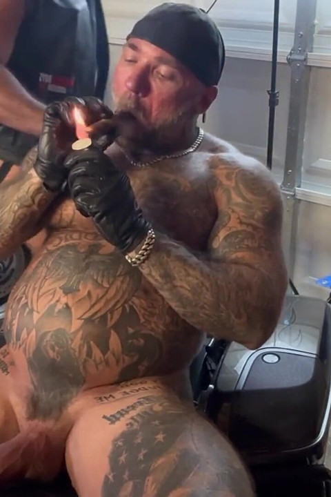 Obožavanje bootfootcocka s Oscarom Bearom na mom Harleyu