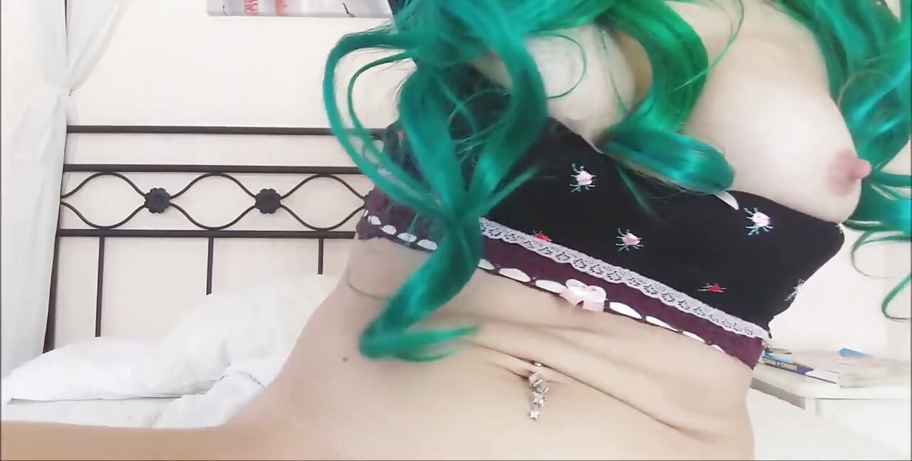 Ce jenă! M. al meu. Este încă convinsă că este o tânără tocilară, și așa ea a făcut-o verde păr și a trimis acest videoclip la