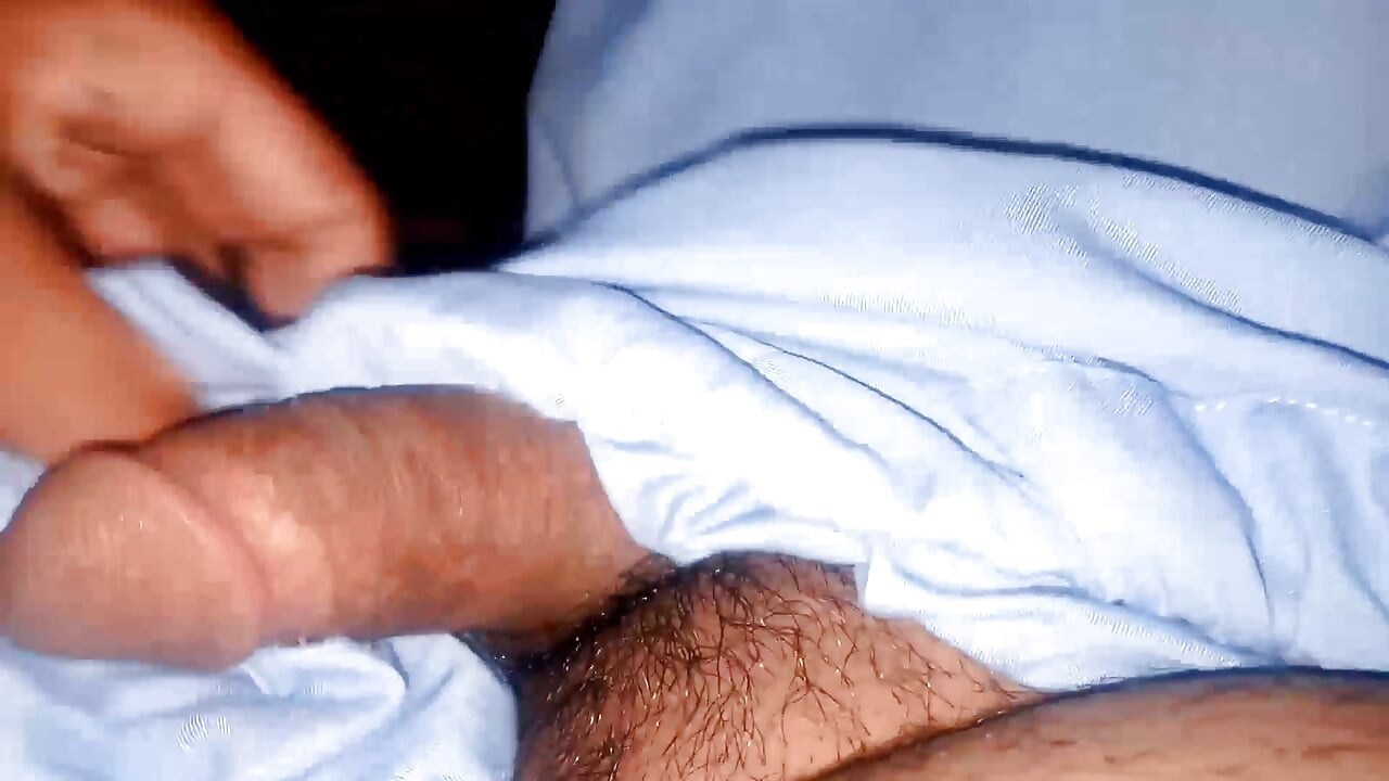 der junge mit großem schwanz masturbiert