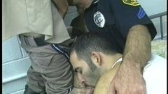 Três policiais gays chupando pau desfrutam de pau e se masturbam