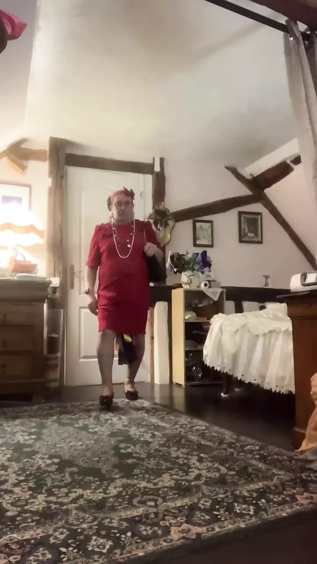 Undressing a vintage Sunday outfit