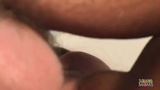 Tante bahenol ini menggoda dua pria untuk seks threesome!