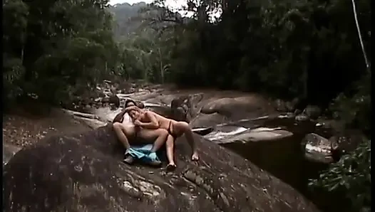 Pantat bahenol cewek seksi spanyol ini dientot habis-habisan di pinggir sungai sampai dicrot di muka