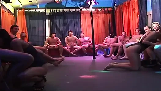 Reife brünette verschlingt mehrere pulsierende schwänze im schlampigen gangbang