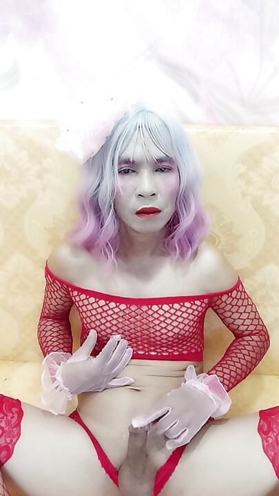 Oanh le transgénero vistiendo medias de red pornográficas jugando con una lata falsa