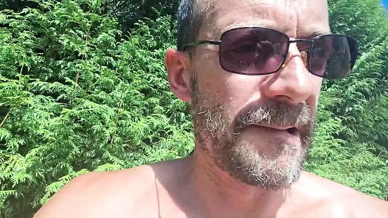 em um campo e gozada em plantas, remi06cam4