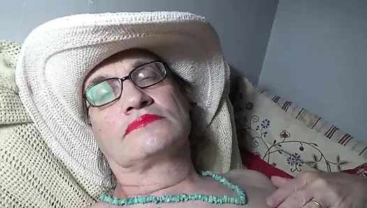 Yaşlı travesti Serge Ave-lusin. 2026j