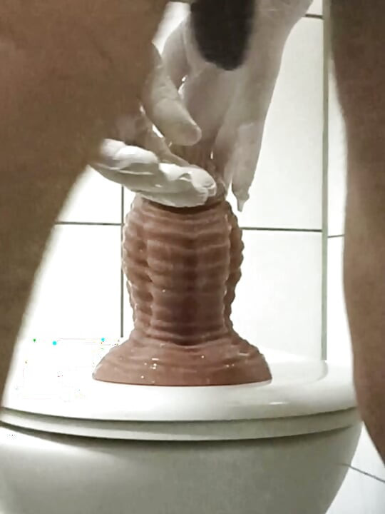 I stretch my hole with 11 cm thick dildo