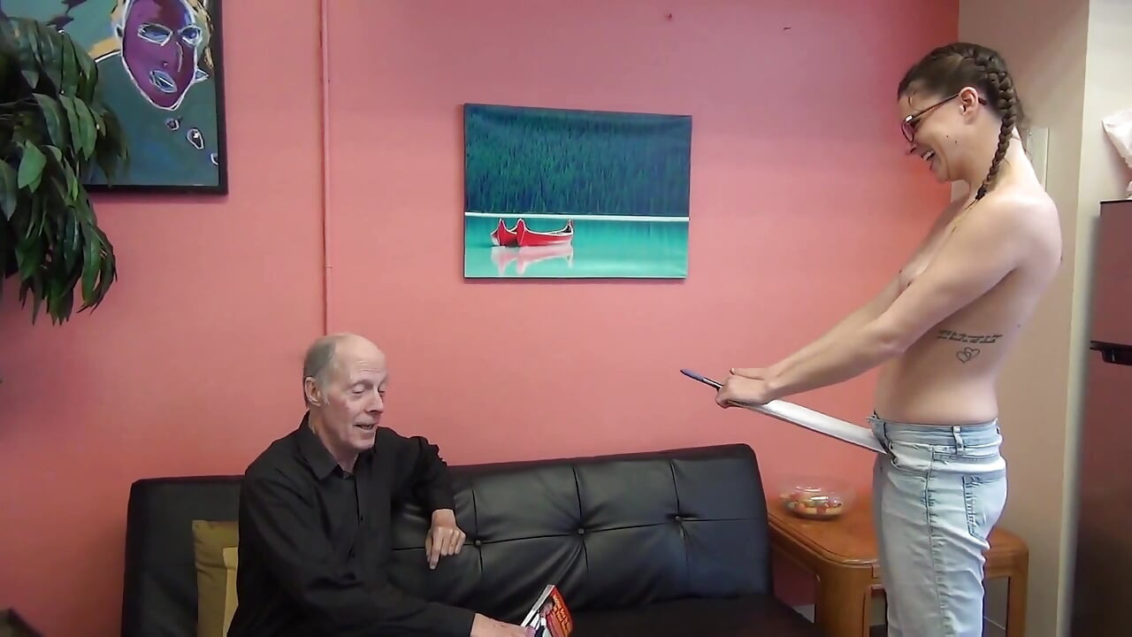 Audrey Elizabeth chupa e masturba volume 2 com Audrey Elizabeth