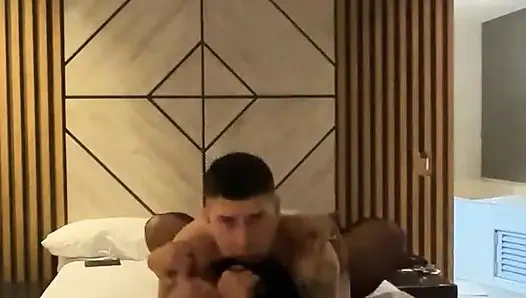 İtaatkar eş yatağın her yerine ıslak fışkıran orgazm yaşıyor