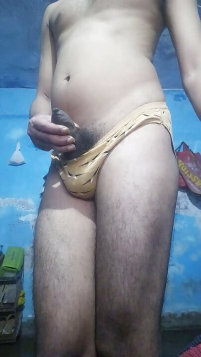 包茎のエッチなインド人フェムボーイが義理の妹のパンティーを絶頂までけいちゃくちんして撫でる