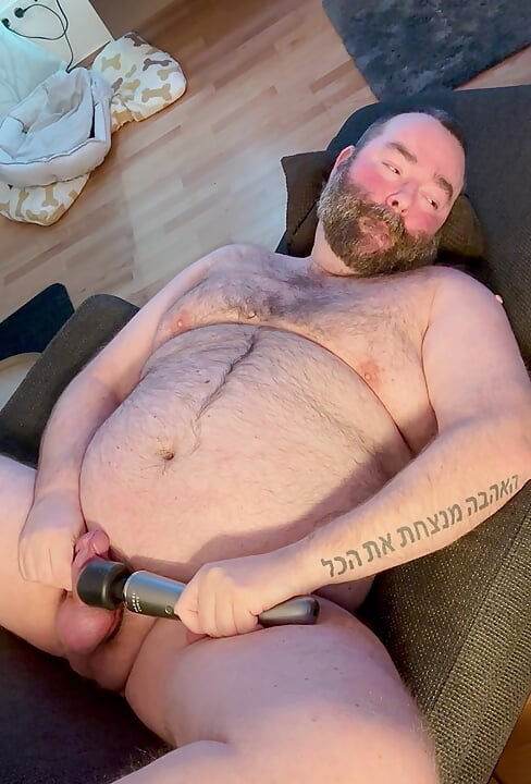 בר משחק עם הצעצוע שלו
