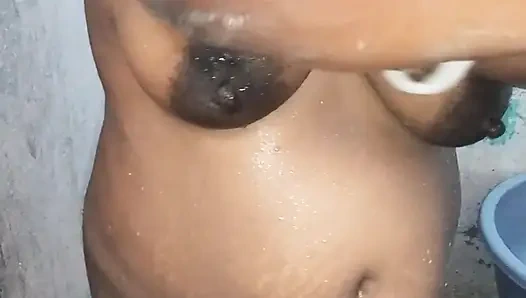 Büyük götlü Hintli kadın tamamen çıplak banyo yapıyor