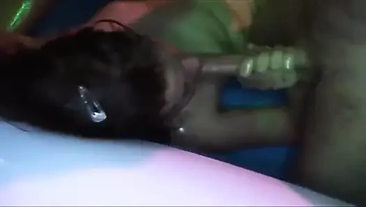 Vahşi grup grup sekste sırılsıklam olgun kızlar frenzy'i parmaklıyor