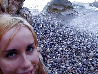 Возбужденная немецкая блондинка дает ее дырки дикму трахаку на пляже