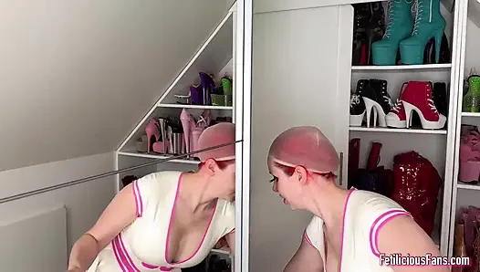 Versuchende neue weibliche maske