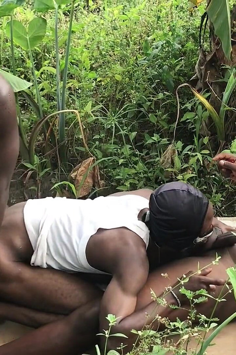 これは衝撃的だ。この二人のトップがどうやってこのボトムを激しく扱っているか見てみろよ。地面で熱く熱くなっている