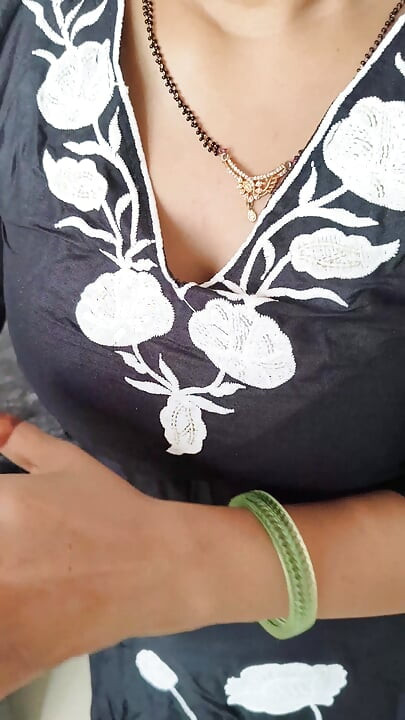Pati ne apne patni ko romantic mood se chut ki chudai kiya aur chut ka maza liya . Indian desi village hindi viral sex videos