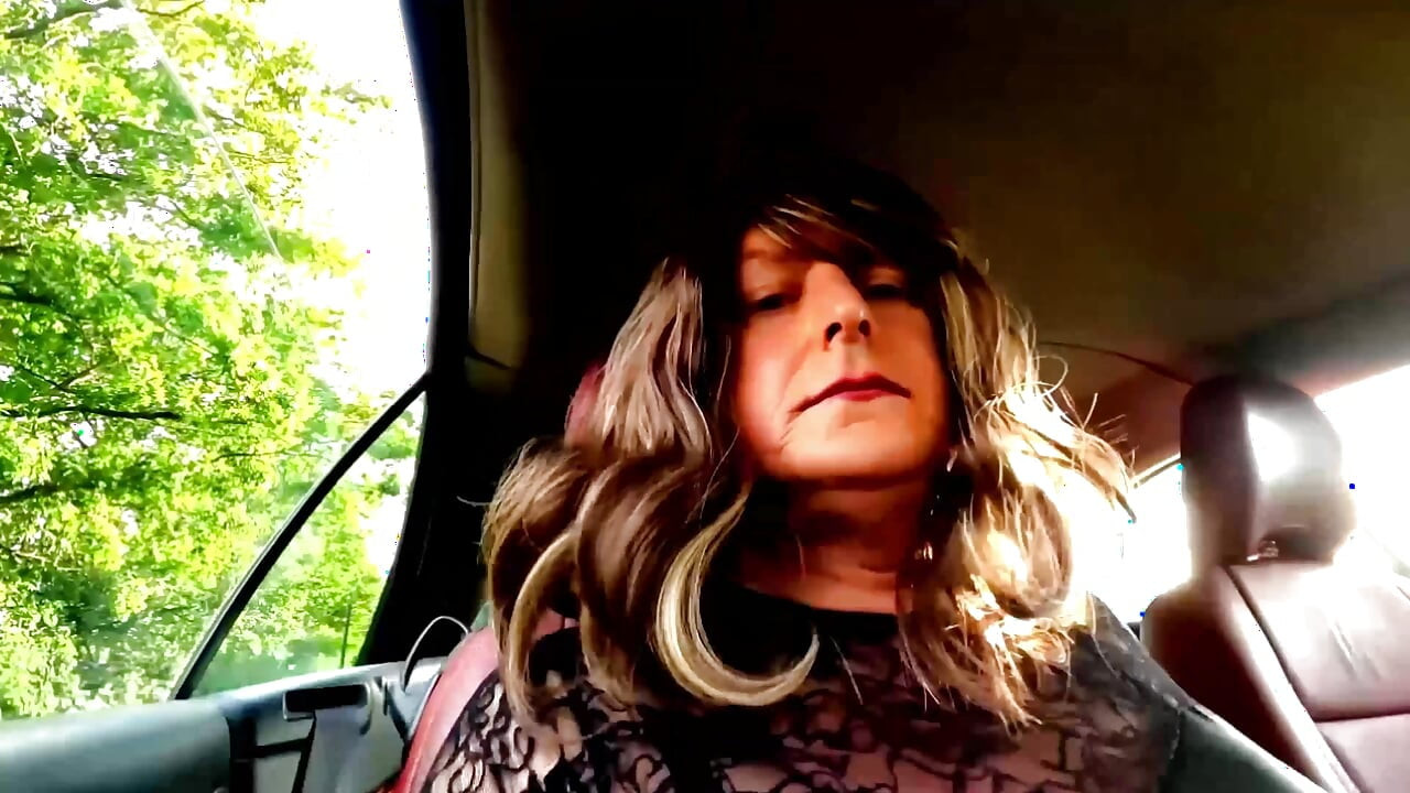 Kellycd2022 แต่งตัวข้ามเพศมือสมัครเล่นถุงน่องช่วยตัวเองนอกบ้าน