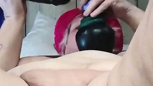 Что это между ее мокрой сочной кошкой это большой N черный