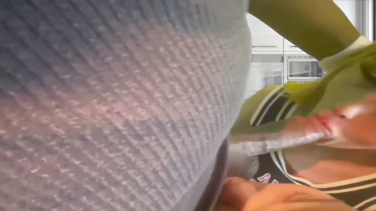 Alexa en Cum Lee rennen de trein op me