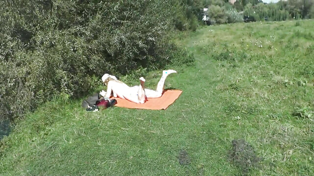 Jednog dana u stvarnom životu miLF seksi zrele Platinum. Moja žena Seks domaća pornografija gola u javnoj nudističkoj dostavi pušenja pice na plaži