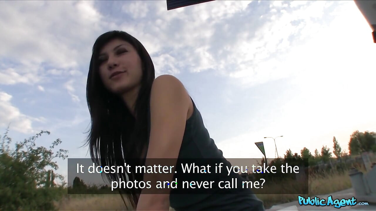 Public Agent - la seductora morena Mona es atraída para sexo público al aire libre y una mamada en el estacionamiento