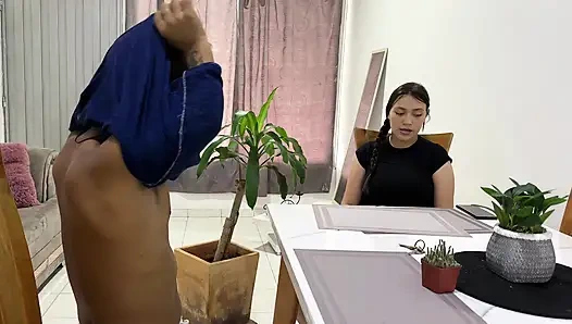 Kakak tiri saya selalu menyindir dirinya sendiri di depan saya untuk membiarkan saya memasukkan penisnya yang besar sehingga setiap kali saya menyenangkannya