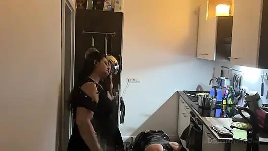 Mutfak fetişi fışkırtma çılgınlığı - olgun sürtükler her yere sırılsıklam