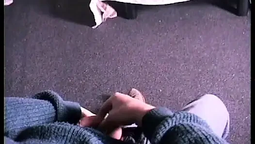 İki Ateşli Azgın Fahişe Sikilebilmeleri Için Erkek Izleyicilerini Baştan Çıkarıyor