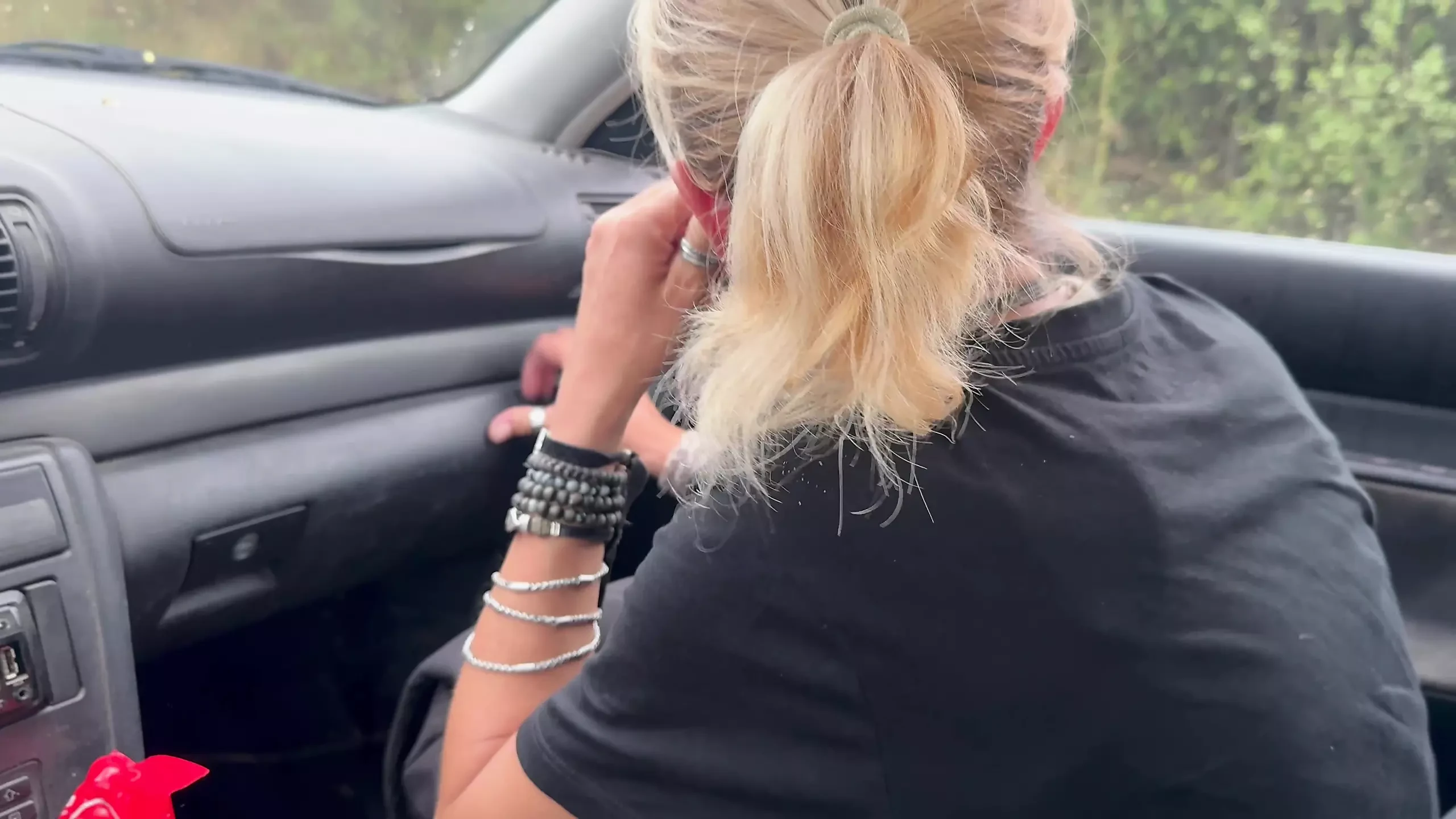 Boquete acidental no carro - quão bem ele chupa, eu gozo na boca dele antes de ter meu pau duro