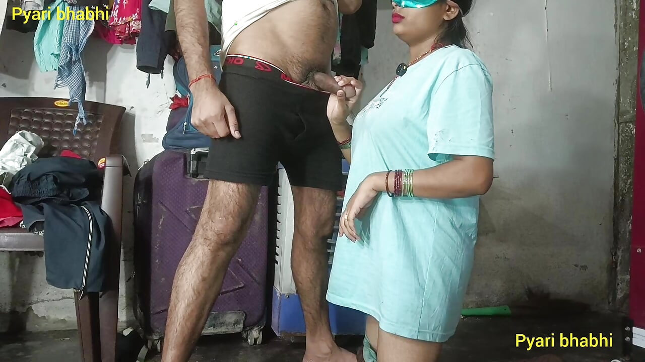 Cowok berotot yang lebih muda lagi asik nyepong kontol gaya doggy