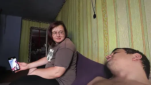 4K, подруга делает минет фигуристая брюнетка в очках сосет и подрачивает член крупным планом