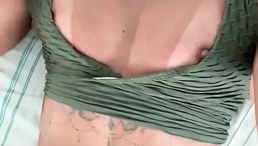 Мускулистая мамочка выгибает каждую мышцу ее тела