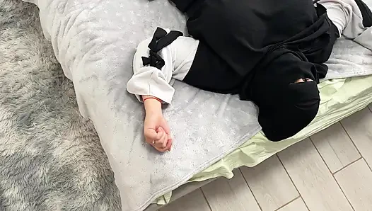 Memek ibu tiri hot dengan stoking ketat ini dicrot sperma hangat