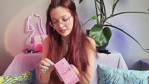 Е-девушку с секс-игрушкой! Симпатичная игрушка раздевается