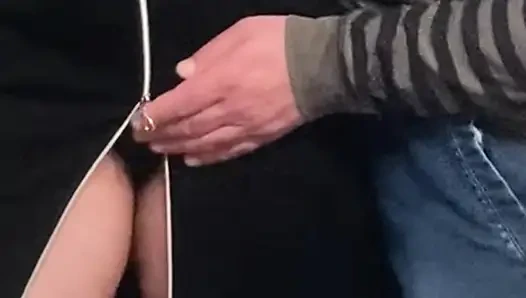 Kalabalık metroda edepsiz hobi - amcık parmaklama