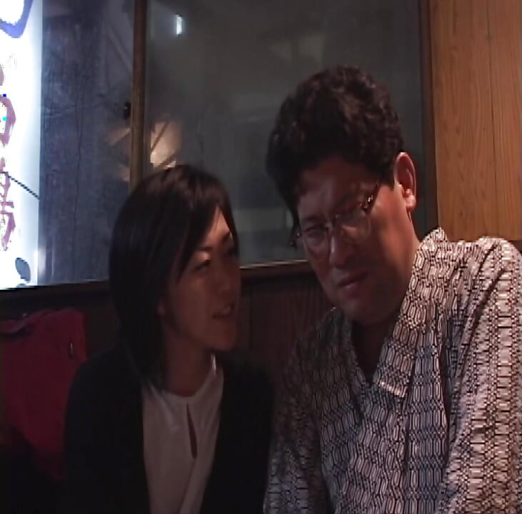 P135G06 A beautiful proprietress running a small nomiyaku with only a counter in Kabukicho. A sensual drama about a touting man and a man chased by debt collectors in the chaotic Showa-era Shinjuku!