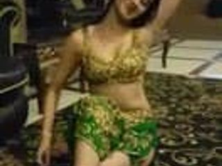 Linda chica india en baile caliente