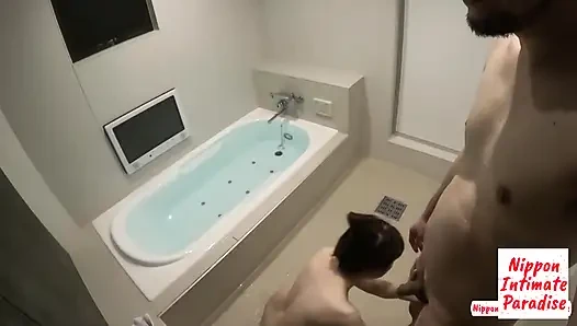 Ein kameramann fällt auf eine receptionistin herein, die einvernehmlich hinter den kulissen Intimität funkelt