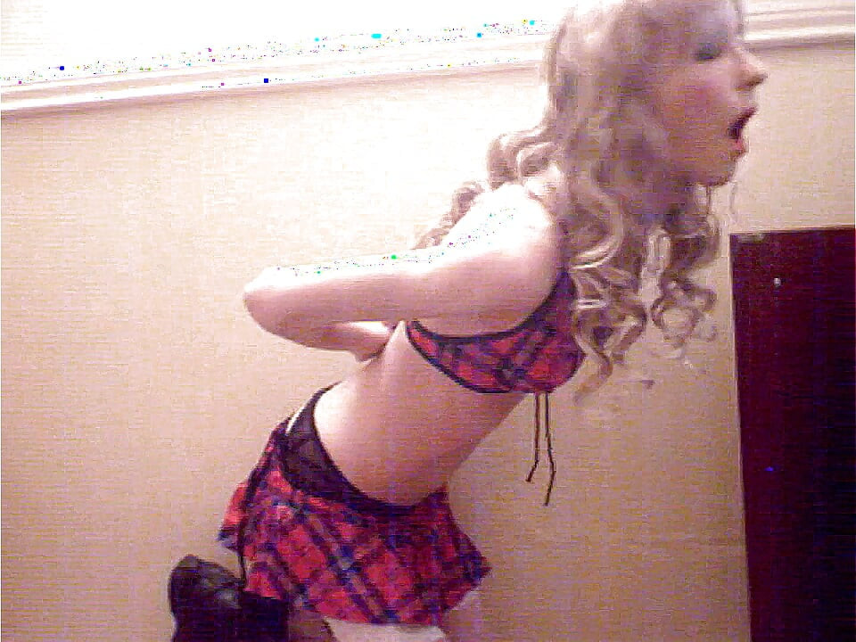 SandraCDUK Crossdresser Posing