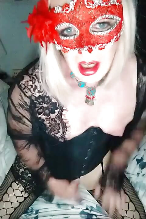 Wanita dalam hitam
