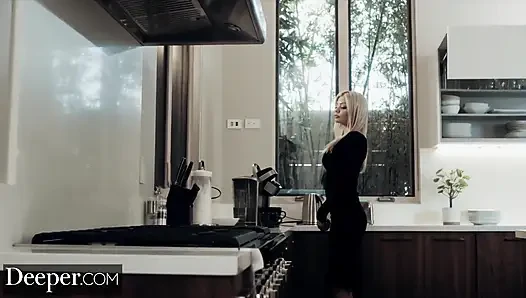 Глубже. Riley умоляет, чтобы ее отшлепали и доминируют