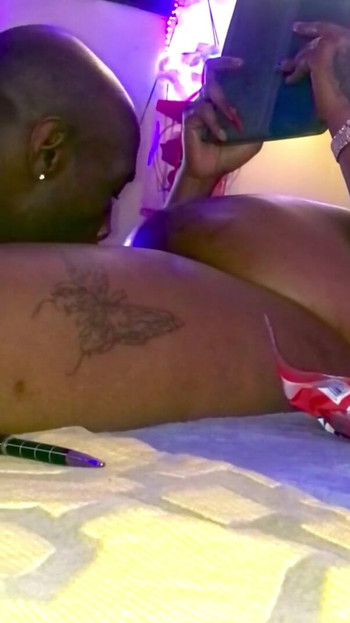 Spektakularan trenutak iz filma "Very hot BBC TS Tugs A Huge Load for her black tgang".