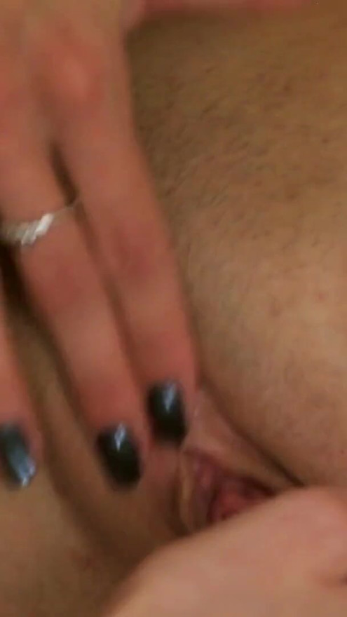 Notgeile Blonde Stiefschwestern besorgen es sich ungestoert zu Hause | Clip 2