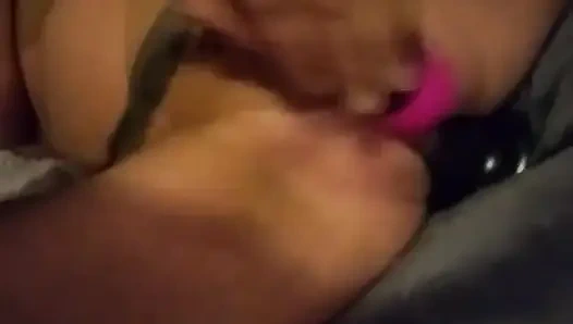 Merhaba, ben Buggs, ve masterbate olmayı ve üzerine boşalmayı seviyorum, ama bu sefer bir arkadaşım yüz yüze izliyor