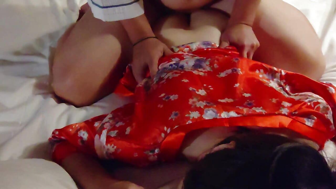 La seduje con un kimono rojo, y después de darle cunnilingus, ella me penetró por detrás y me hizo correr dentro de ella